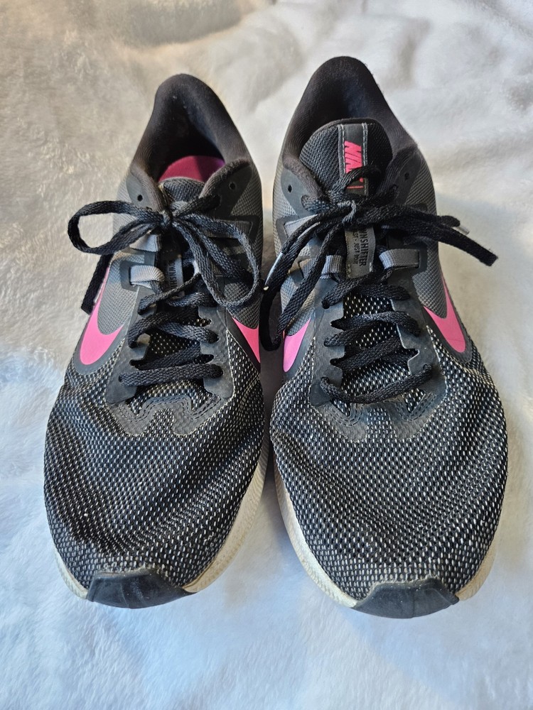 EUC Nike Running Shoes Women's Black & Pink Sneakers Athletic Size 11
