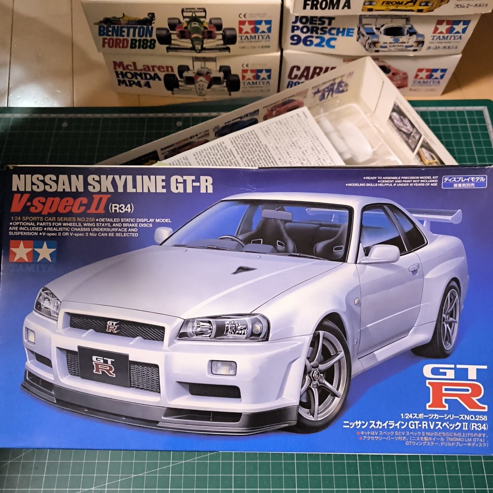 Tamiya 1/24 Nissan Skyline GT-R V-Spec Ⅱ R34 Sports Car Series No.258