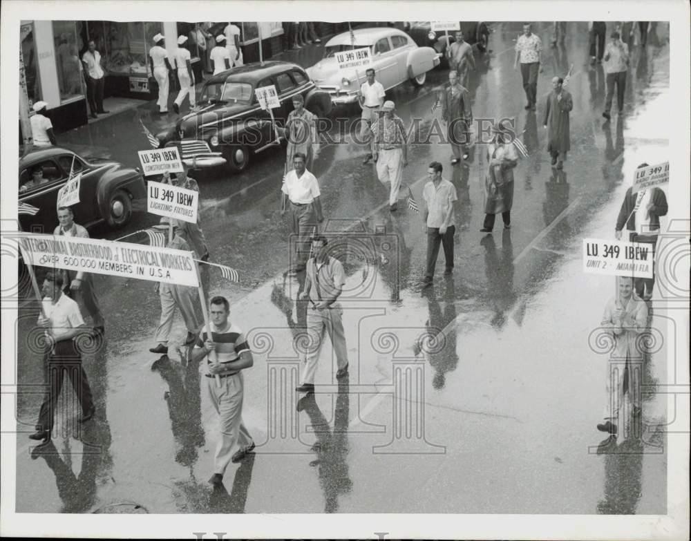 1953 Press Photo Brotherhood of Electrical Workers members at Labor Day Parade-image