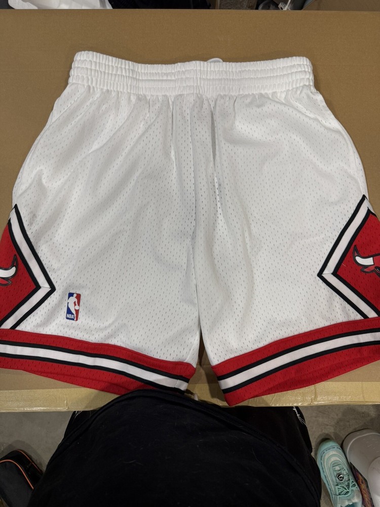 Mens Mitchell & Ness NBA Swingman Shorts 1997-98 Chicago Bulls Size Large