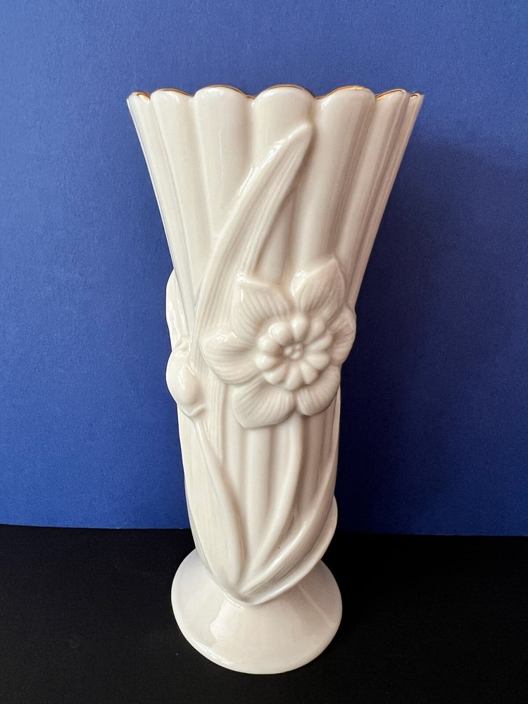 Vintage Lenox Ivory Colored Ribbed Bud Vase with Daffodils and Gold Trim 5.5 in