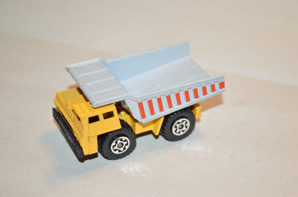 1/140 scale diecast Matchbox Dump Truck construction vehicle