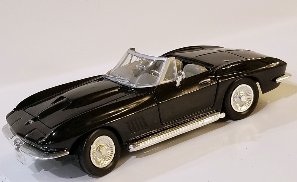 1967 Black Chevy Chevrolet Corvette Convertible Diecast Model 1/24 No 68024 1:24