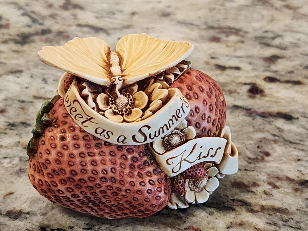 Harmony Kingdom 1997 Rare Sweet Summer Kiss Treasure Chest RW Club Figurine