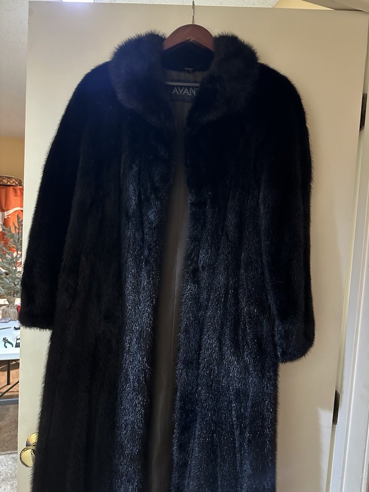 Luxurious Black Mink Fur Coat for Elegant Style