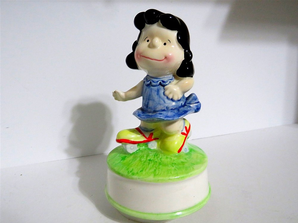 Vintage 1985 Snoopy Peanuts Ceramic Music Box Figurine Lucy Charlie Brown Schmid