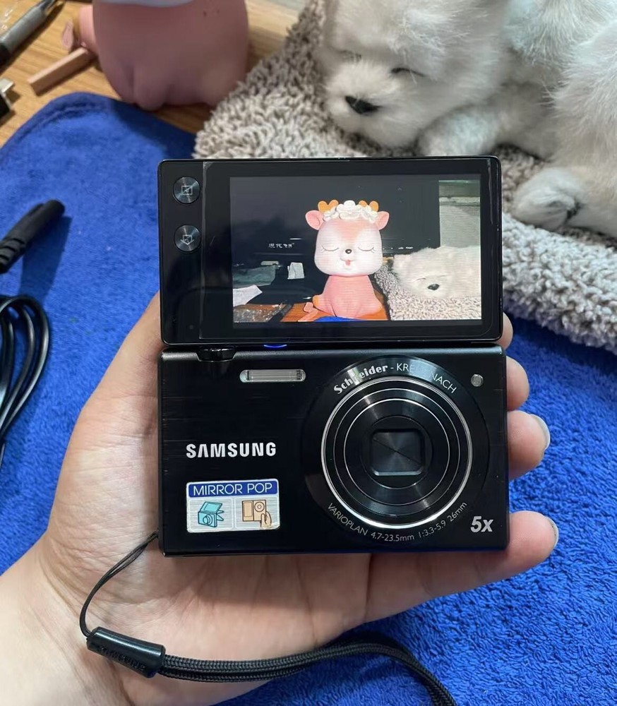 Samsung MV800 16MP Flip-Out Touchscreen Selfie Camera with 5x Zoom for Vlogging in Black