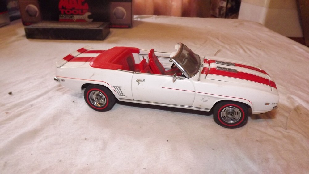 1/24 DANBURY MINT 1969 CHEVROLET CAMARO RS/SS CONVERTIBLE WHITE & ORANGE STRIPES