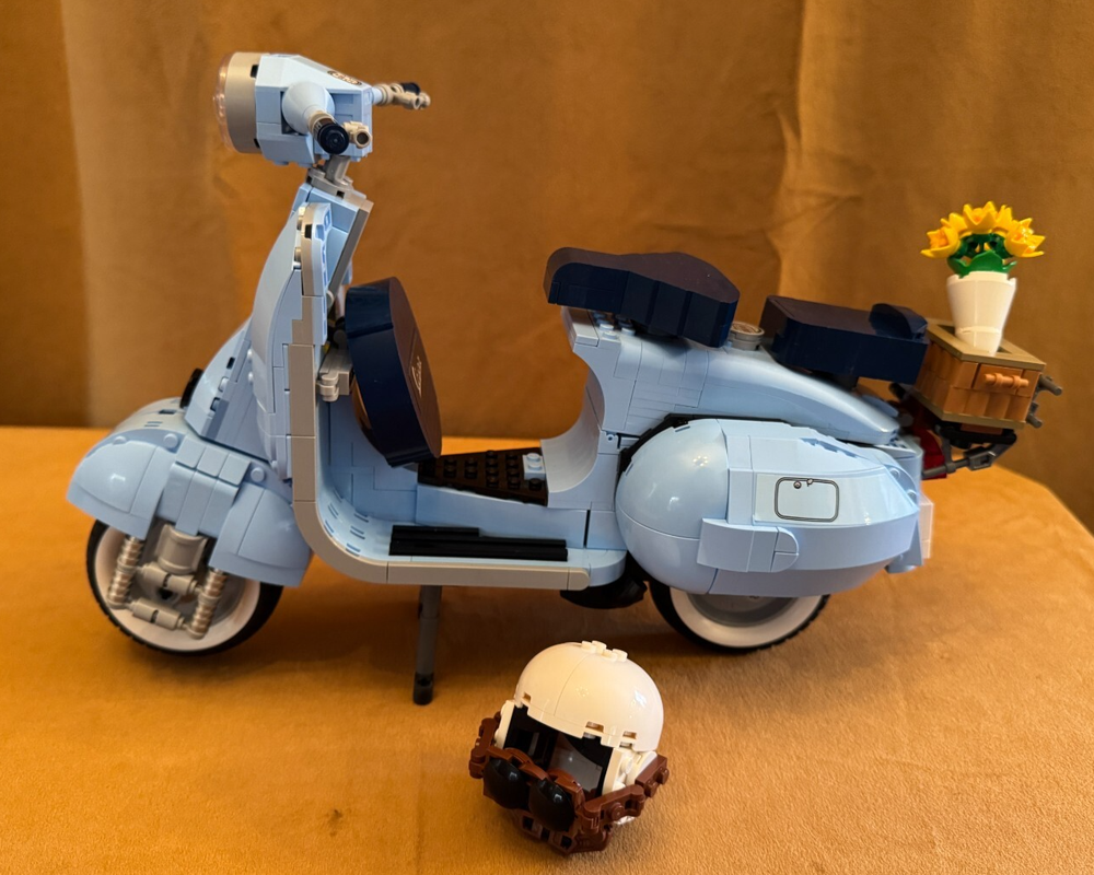 LEGO Icons Vespa 125 Motorbike Set with Blue Helmet and Flower Basket