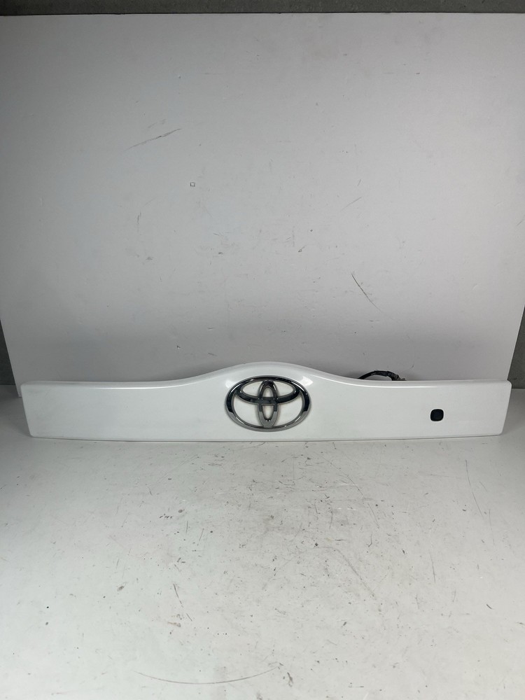 2004-2009 TOYOTA PRIUS REAR TRUNK TAILGATE HATCH TRIM MOLDING HANDLE