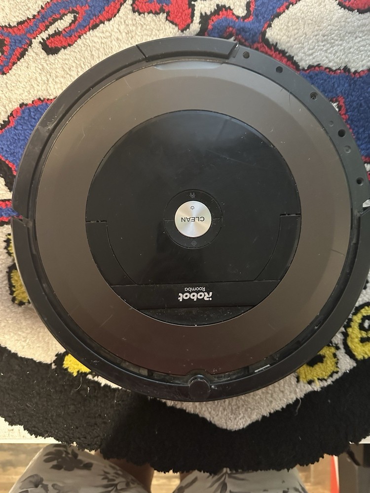 iRobot Roomba 890 Wi-Fi Connected Robot Vacuum Cleaner in Black - Needs Charger