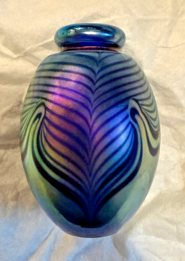 Signed Robert Eickholt Hand Blown Iridescent Blue Pulled Feather Art Glass Vase