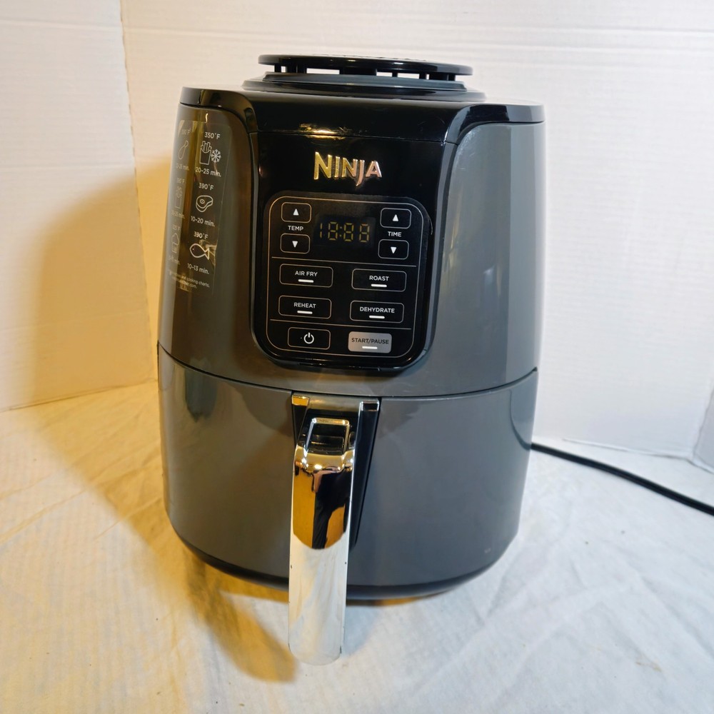 NINJA 4-Quart Air Fryer - Model AF100 S5 - 1550W Great Condition