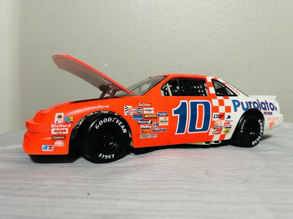 ERTL AMERICAN MUSCLE PUROLATOR LUMINA #10 DERRIKE COPE 1:18 (No Box)
