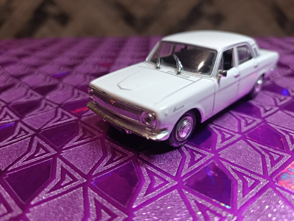 Russian GAZ 24 VOLGA DIE CAST MODEL 1/43 USSR