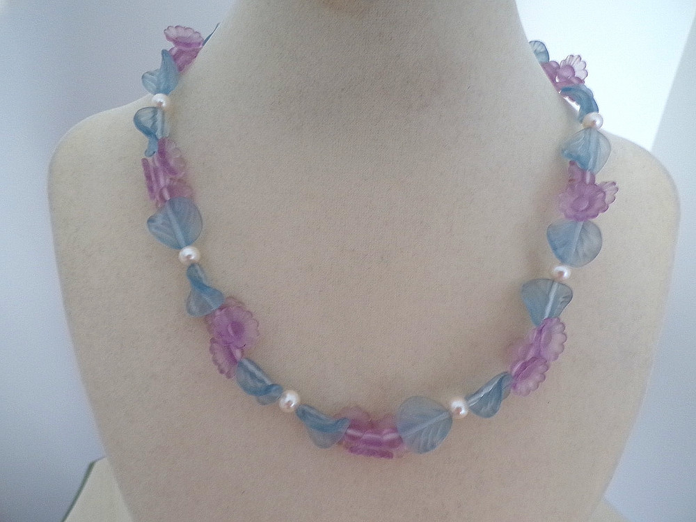 Vintage Avon Acrylic Blossoms Necklace Lavendar Flowers Pale Blue Leaves