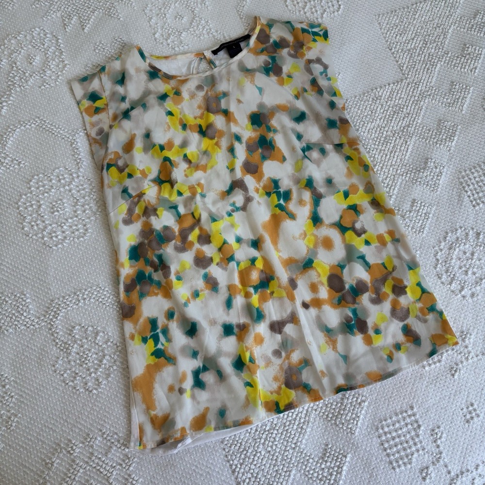 French Connection women’s size large cap sleeve patterned blouse w keyhole back