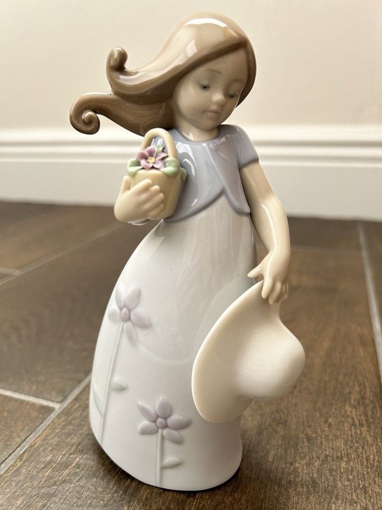 Lladro Spain Porcelain Statue Little Violet 8043 Includes Box and Pamphlets