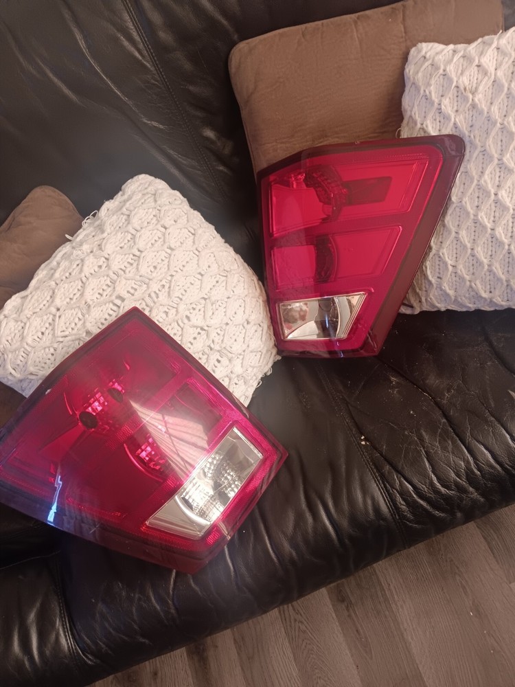 05 jeep grand cherokee limited 4x4 tail lights assembly used but look new