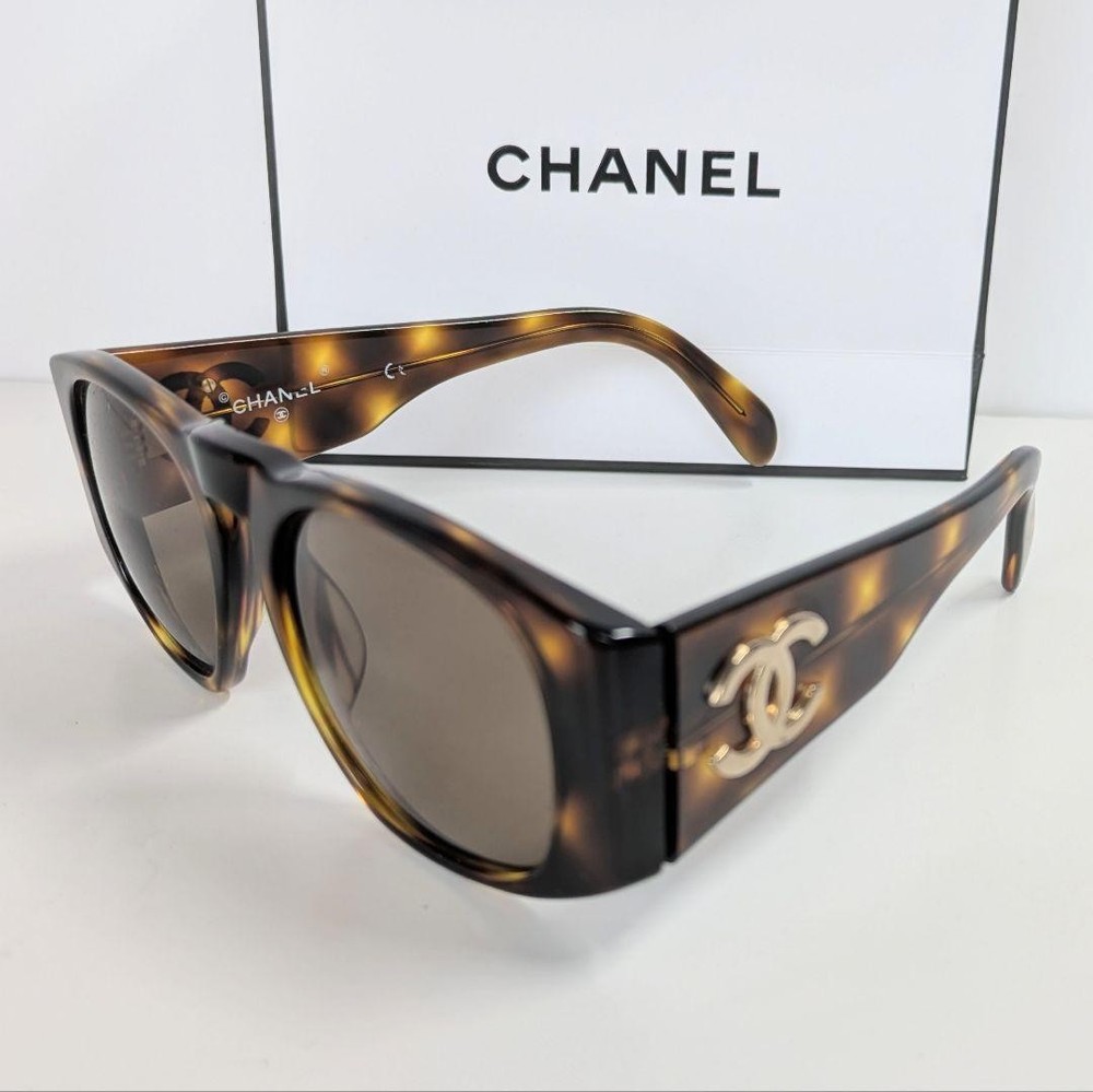 Chanel Vintage Tortoise Shell Square Sunglasses Brown Gold Logo Unisex Pre-Owned