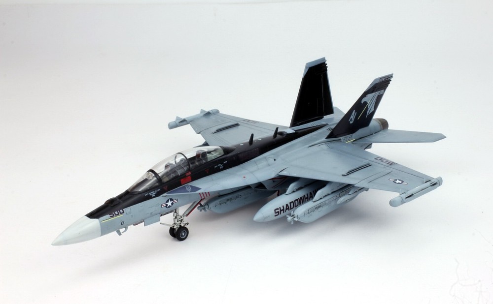 PreSale US Navy EA-18G Growler VAQ-141 Shadowhawks 1:72 Pro Built Model-image