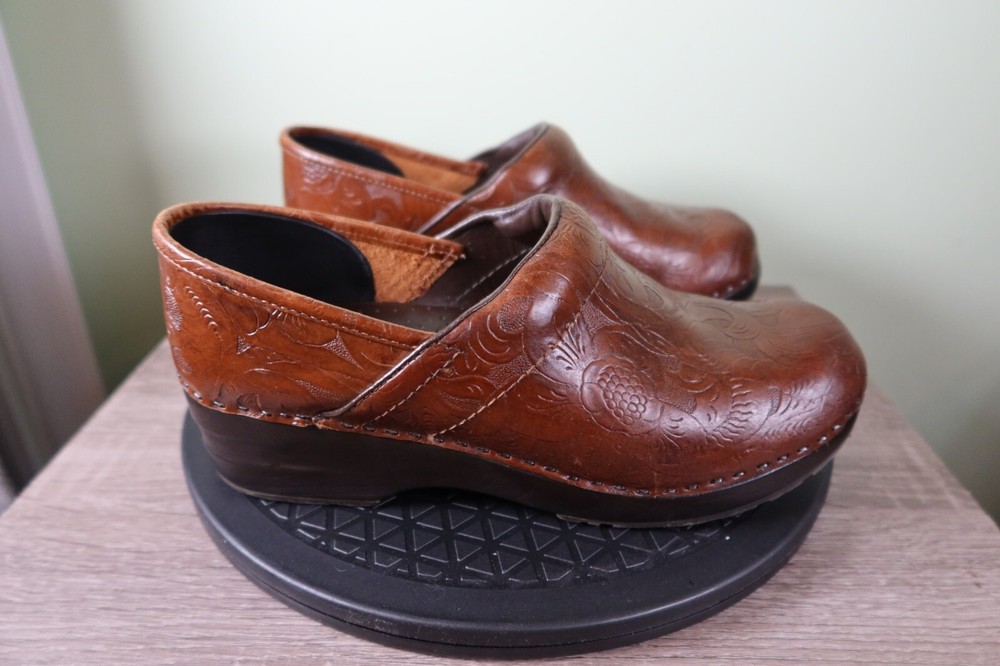 LL Bean Women’s Size 8.5 Brown Leather Floral Embossed Slip On Clog Shoe