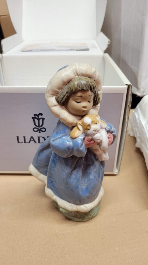 LLADRO 2419 Keep Me Warm Gres Figurine with Box Mint Condition Rare Collectible