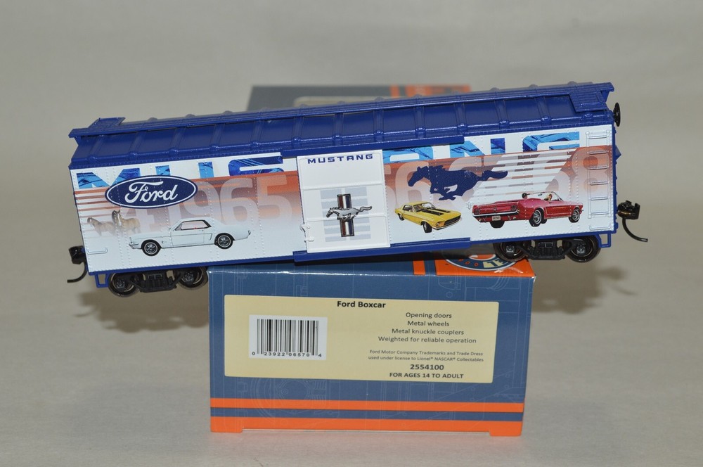 Lionel HO scale Chevrolet Camaro 40ft box car train