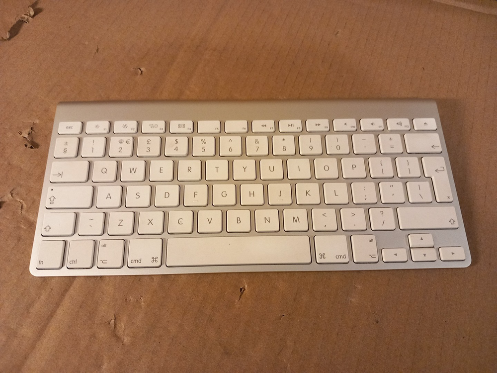 Genuine Apple A1314 Wireless Keyboard MC184LL/A UK English