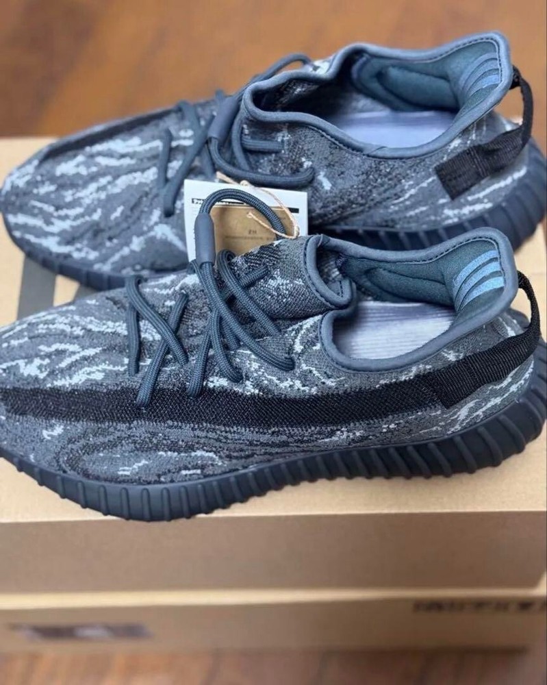 YEEZY BOOST 350V2 DarkSalt Size 9 US Brand New in Box