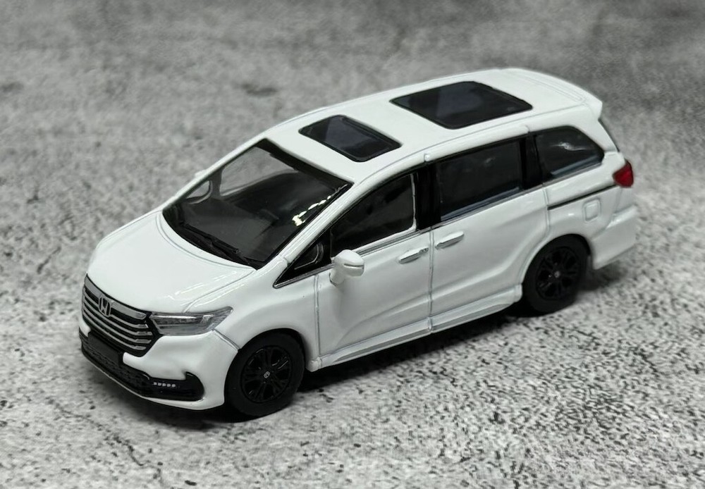 Masdi 1:64 White Odyssey RC3 Mini Van MPV Sports Model Diecast Metal Car