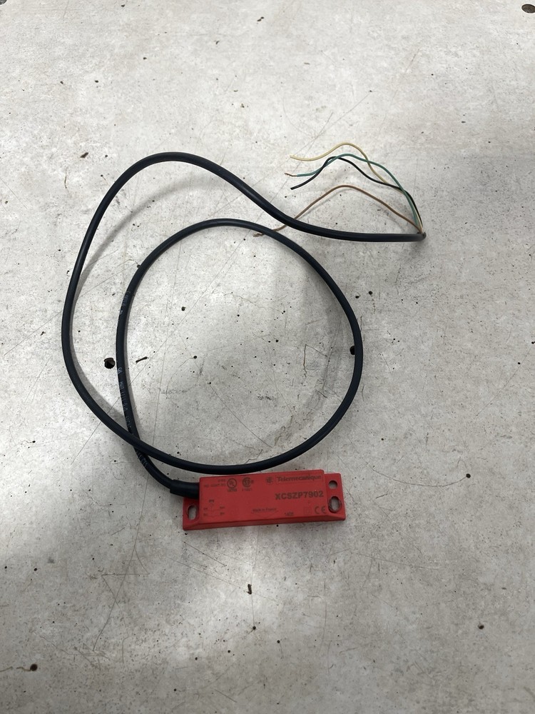 Telemecanique Sensors XCSZP7902 Safety Interlock 24Vdc 100A w/ XCSZP1