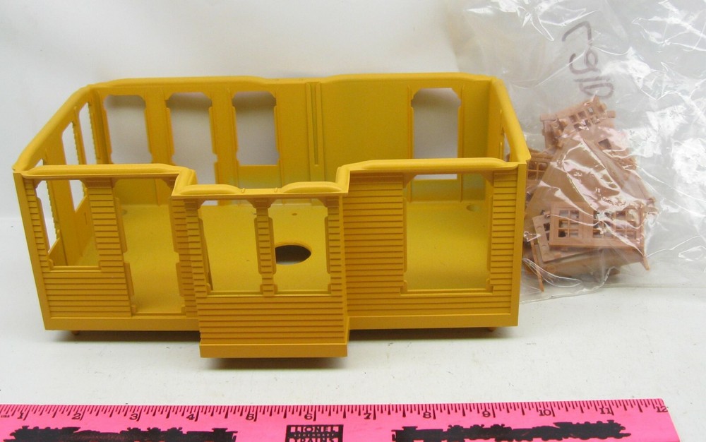 Lionel K-line Illuminated Station Building Kit with Window and Door Parts