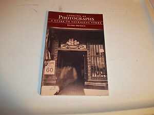 Looking at Photographs: A Guide to - Paperback, by Baldwin Gordon - Good