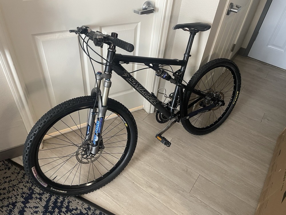 Santa Cruz Blur 18 Inch Trail Mountain Bike for All-Terrain Riding