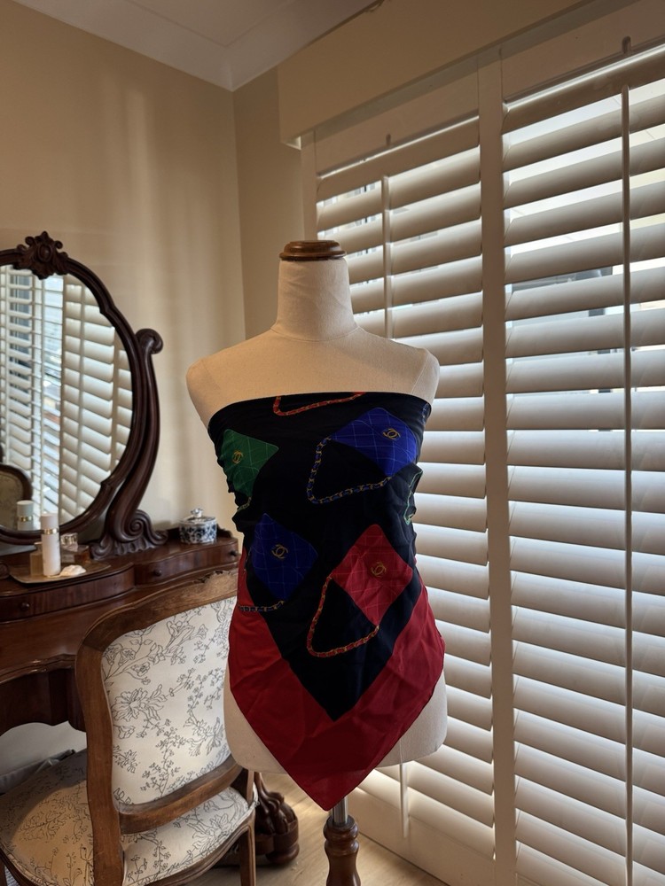 VINTAGE CHANEL MATELASSE SILK BAG PRINTED SCARF