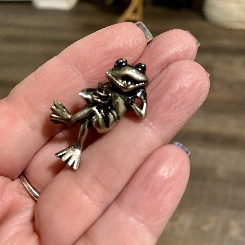Adorable Frog Silver Tone Brooch Pin