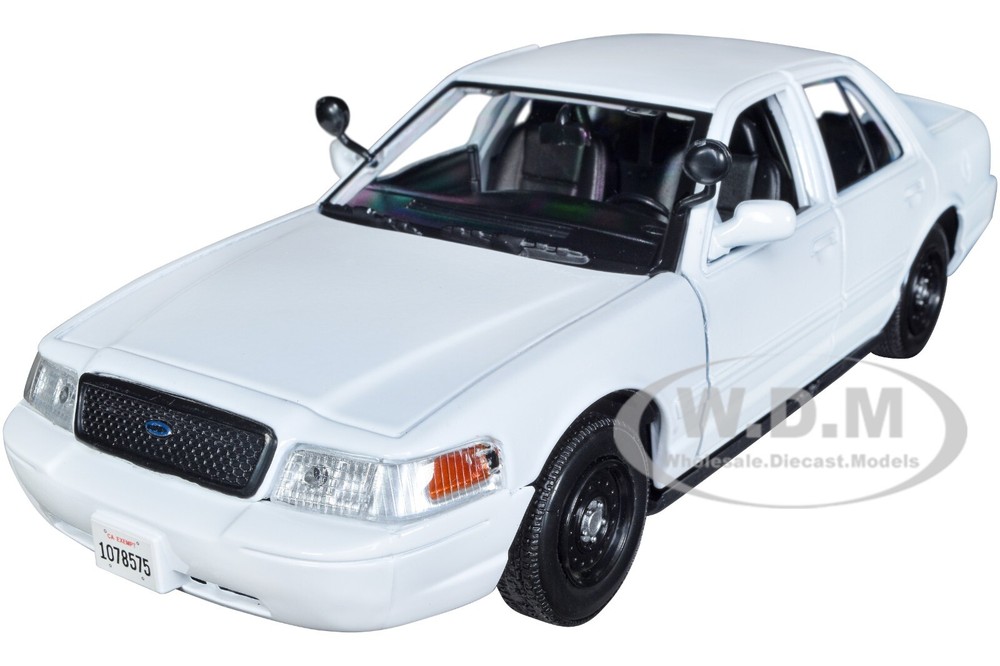 Issues 2010 FORD CROWN VICTORIA POLICE WHITE BUILDER'S KIT 1/24 MOTORMAX 76469