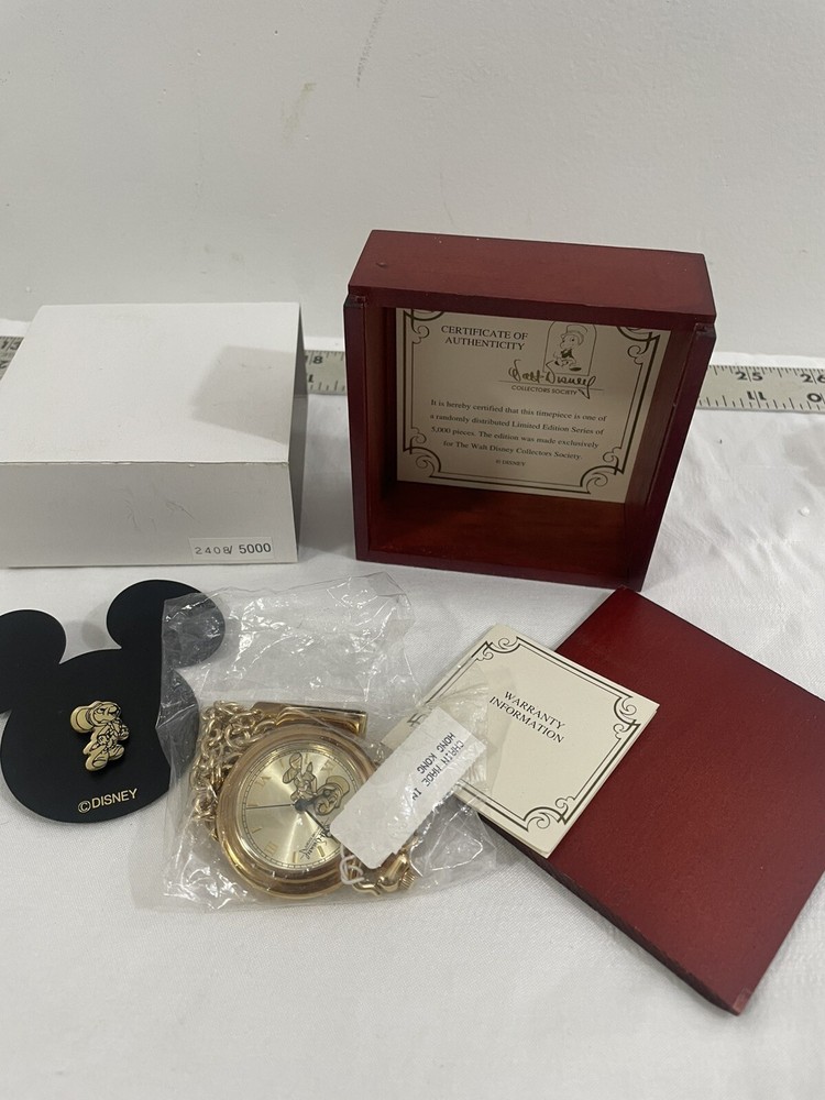 Walt Disney Jiminy Cricket Fossil Gold Tone Pocket Watch Limited Edition & Pin