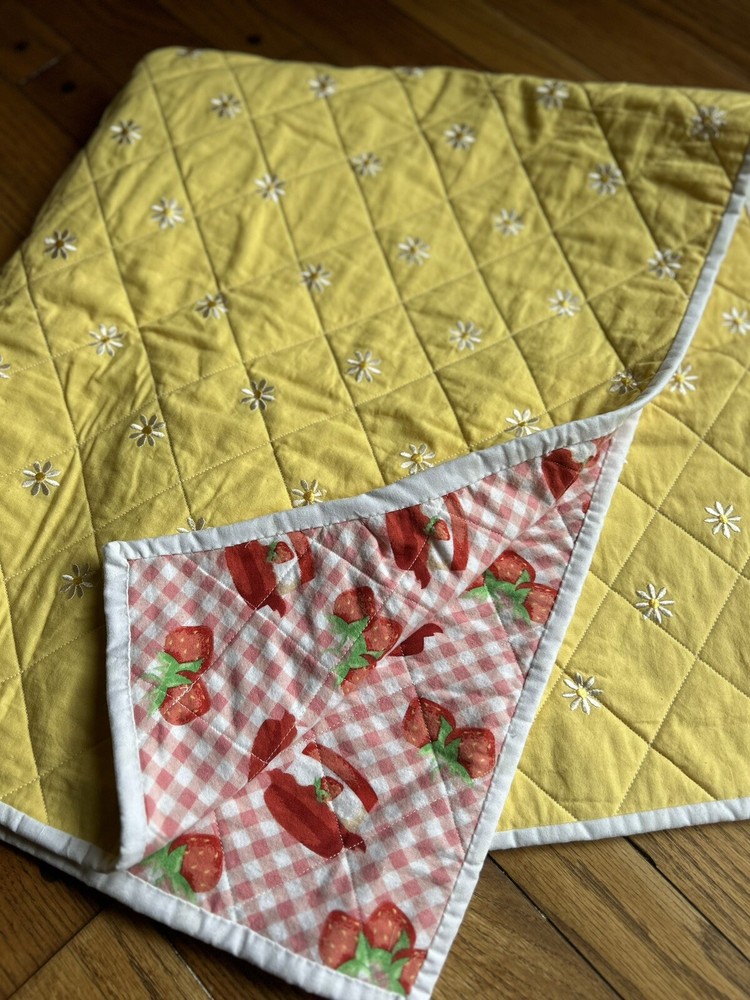 Handmade Babygirl Quilt Crib Daisies Strawberry Jam Summertime White Trim 34