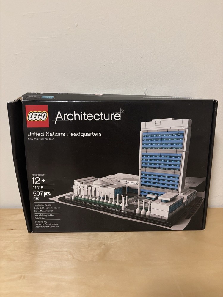 LEGO ARCHITECTURE: United Nations Headquarters (21018)