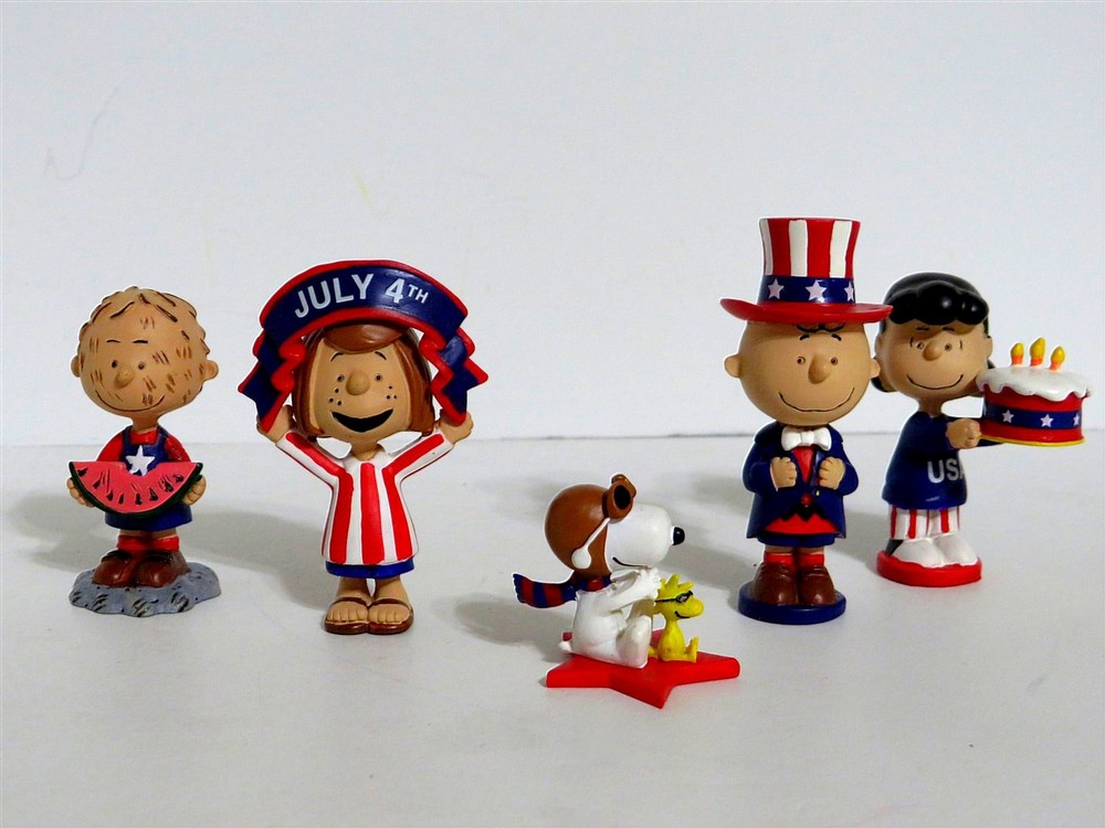 NOOPY PEANUTS Charlie Brown Happy Holiday Series Miniatures 2011 Danbury Mint