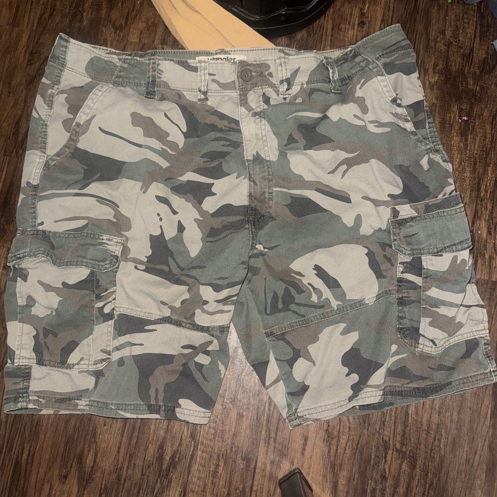 Wrangler Authentic Cargo Shorts Mens 44 Green Brown Camo Camouflage plus