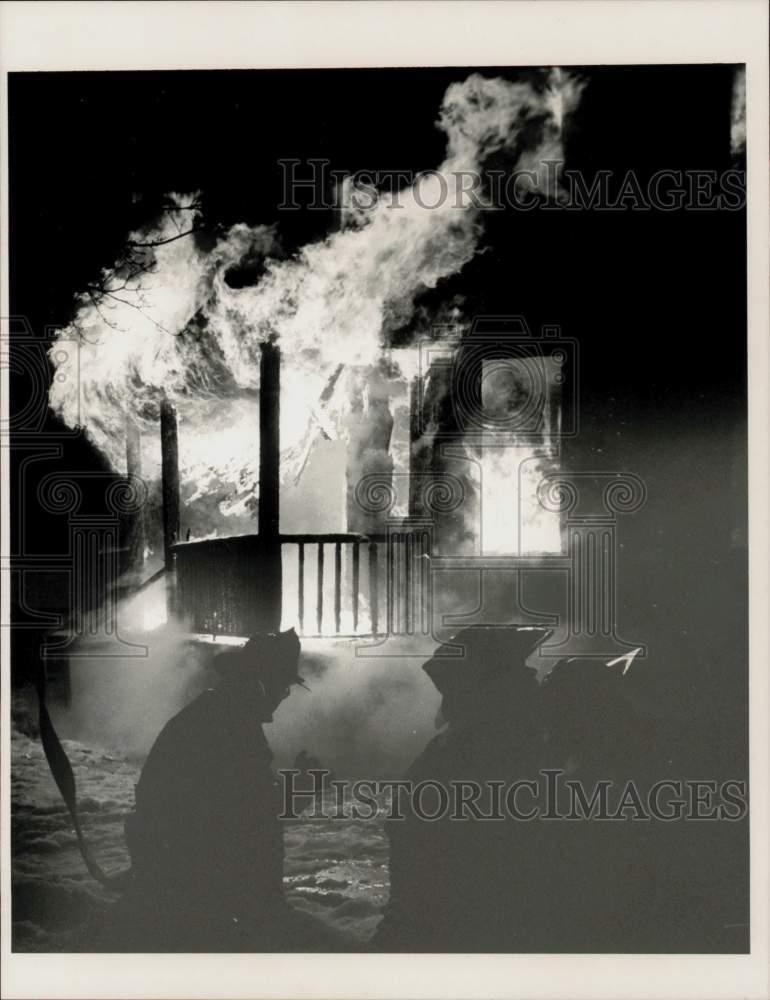 1987 Press Photo Firemen Battle Blaze Silhouetted by Flames and Smoke on College Street