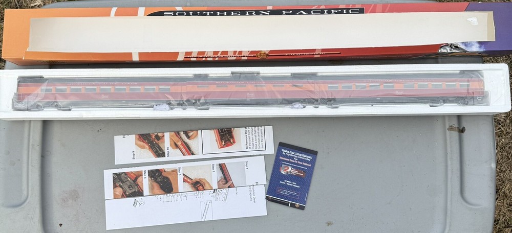 Broadway Limited HO Scale SP Daylight 3 Car Articulated Passenger Car