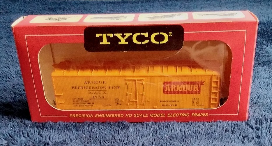 Vintage HO Scale Tyco Box Car Armour Refrigerator T329C 249
