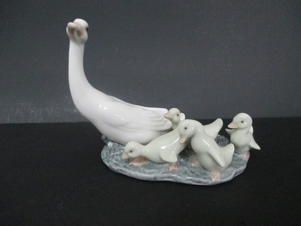 Lladro #1307 Mother Duck & Ducklings