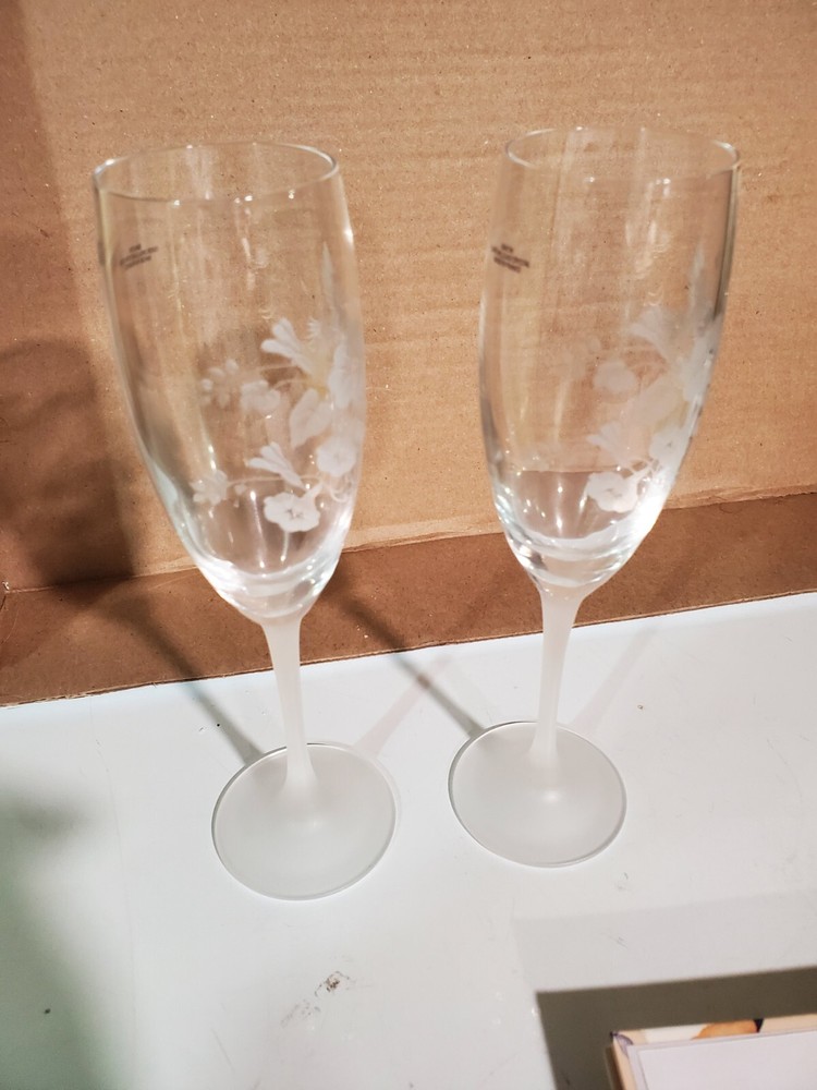 Set of 2 Lead Crystal Wine Glasses with Hummingbird & Flower Design