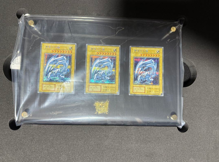 Yu-Gi-Oh 25th Anniversary Kaiba Blue-Eyes White Dragon Collector Set with Display Case