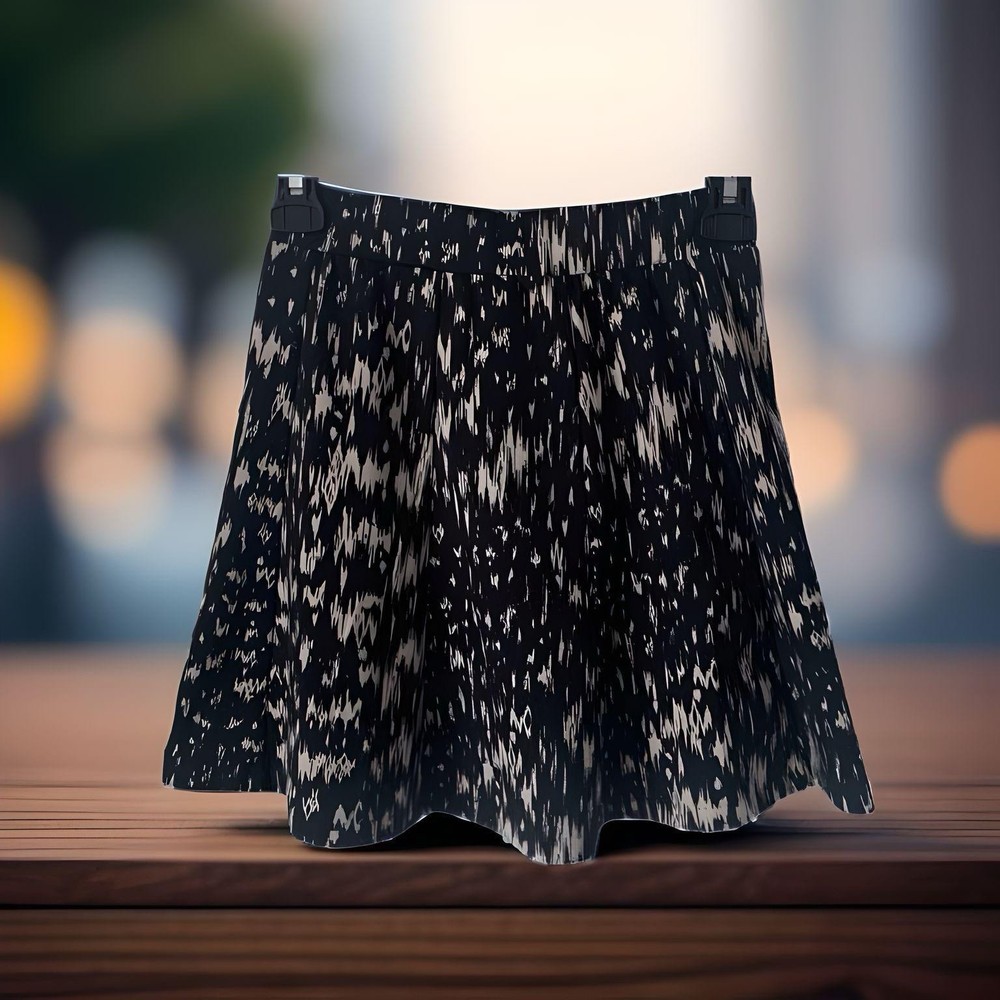 Preowned H&M Black & White Size 2 Classic Skirt